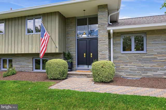33 WOODHILL RD, Newtown, PA 18940