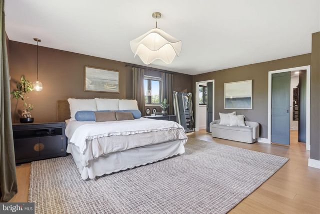 33 WOODHILL RD, Newtown, PA 18940
