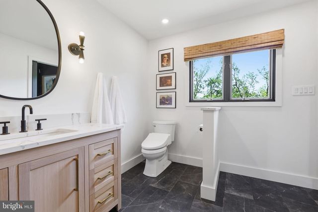 33 WOODHILL RD, Newtown, PA 18940