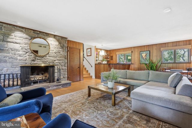 33 WOODHILL RD, Newtown, PA 18940