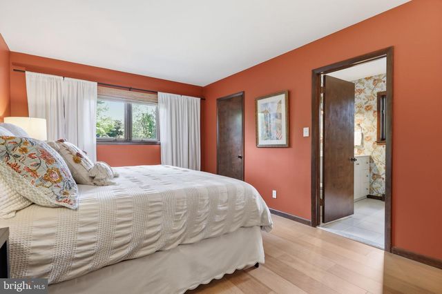 33 WOODHILL RD, Newtown, PA 18940