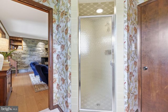 33 WOODHILL RD, Newtown, PA 18940