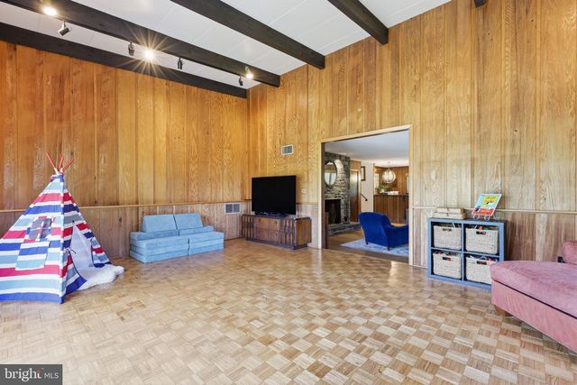33 WOODHILL RD, Newtown, PA 18940