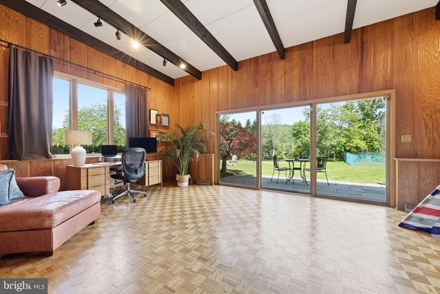33 WOODHILL RD, Newtown, PA 18940