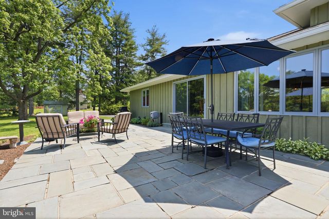 33 WOODHILL RD, Newtown, PA 18940