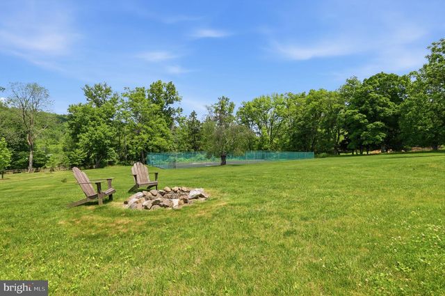 33 WOODHILL RD, Newtown, PA 18940