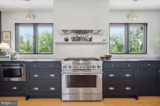 33 WOODHILL RD, Newtown, PA 18940