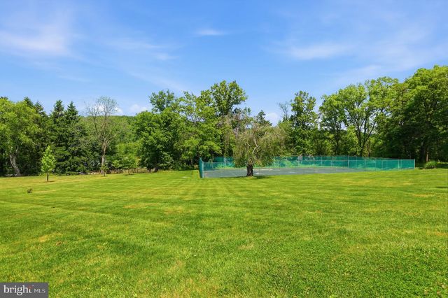 33 WOODHILL RD, Newtown, PA 18940