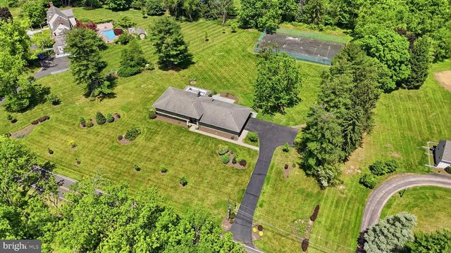 33 WOODHILL RD, Newtown, PA 18940