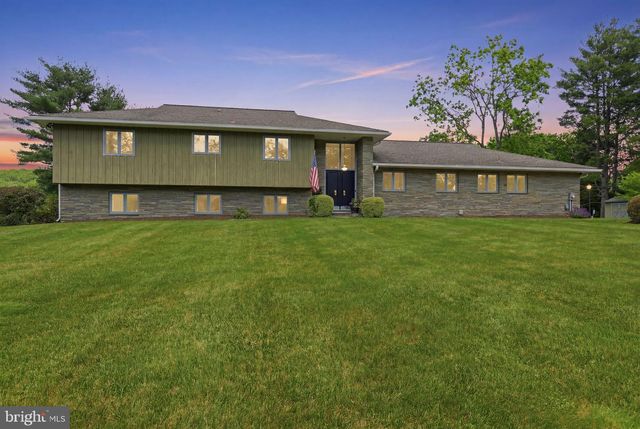 33 WOODHILL RD, Newtown, PA 18940