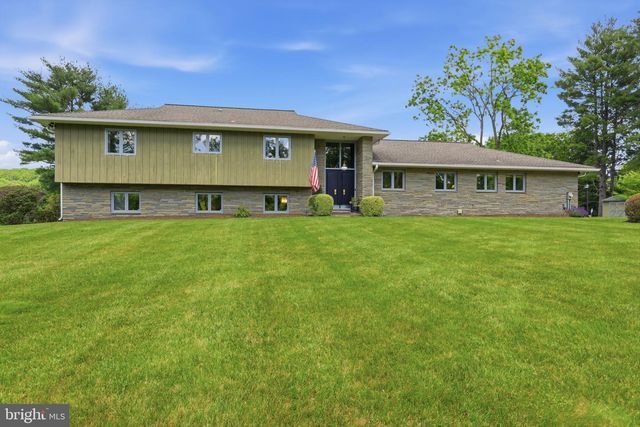 33 WOODHILL RD, Newtown, PA 18940