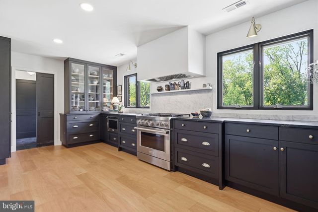 33 WOODHILL RD, Newtown, PA 18940