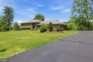 33 WOODHILL RD, Newtown, PA 18940