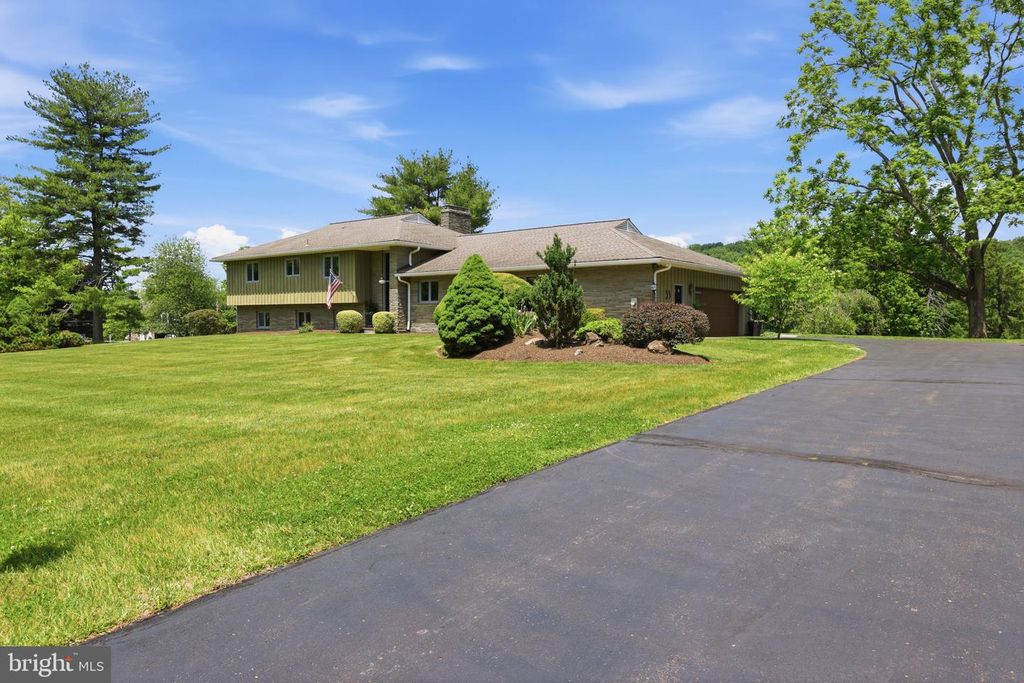 33 WOODHILL RD, Newtown, PA 18940
