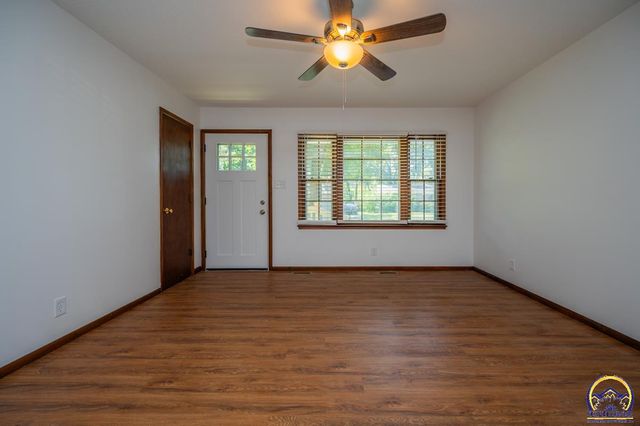 5218 SW 28th ST, Topeka, KS 66614