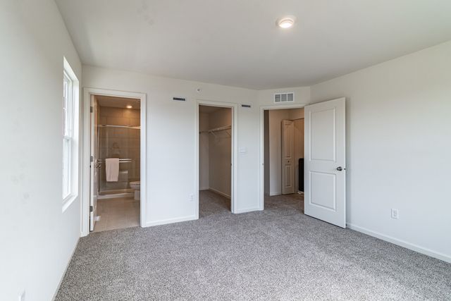 2111 Yellowstone Boulevard 2111, Mundelein, IL 60060