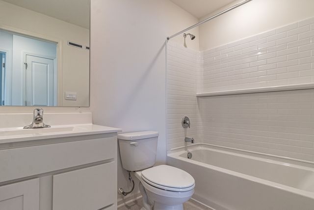 2111 Yellowstone Boulevard 2111, Mundelein, IL 60060