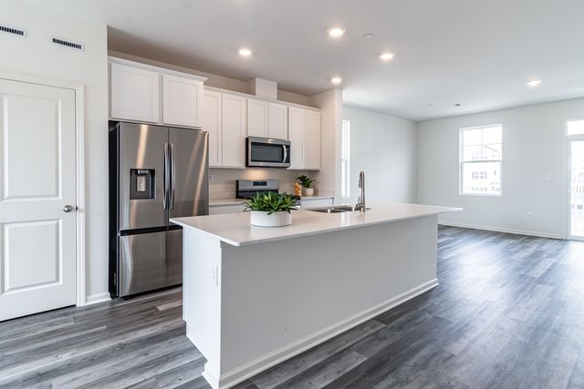 2111 Yellowstone Boulevard 2111, Mundelein, IL 60060