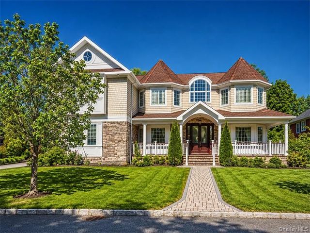 78 Swan Court, East Hills, NY 11576