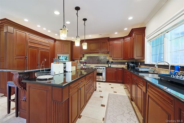 78 Swan Court, East Hills, NY 11576