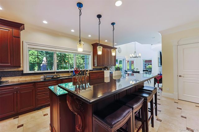 78 Swan Court, East Hills, NY 11576