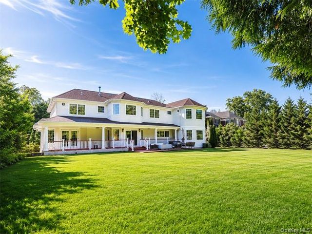 78 Swan Court, East Hills, NY 11576