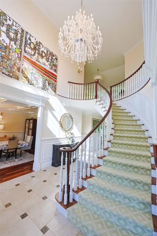 78 Swan Court, East Hills, NY 11576