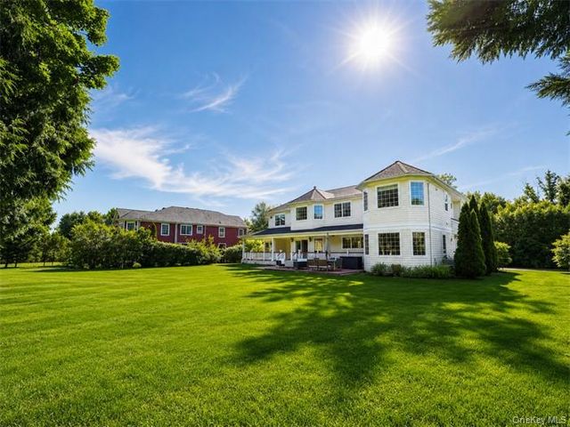 78 Swan Court, East Hills, NY 11576