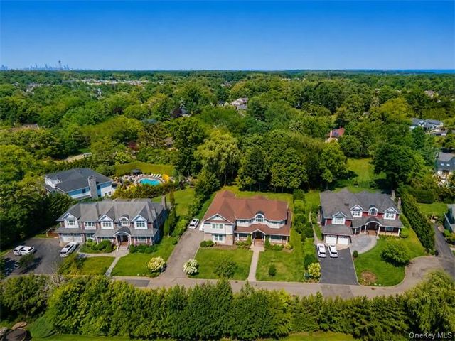 78 Swan Court, East Hills, NY 11576