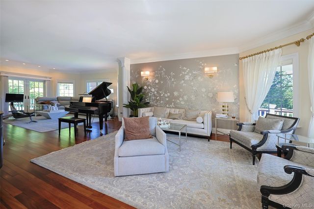 78 Swan Court, East Hills, NY 11576
