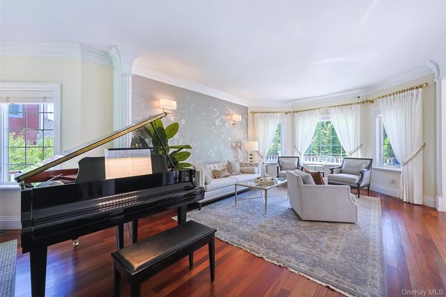 78 Swan Court, East Hills, NY 11576