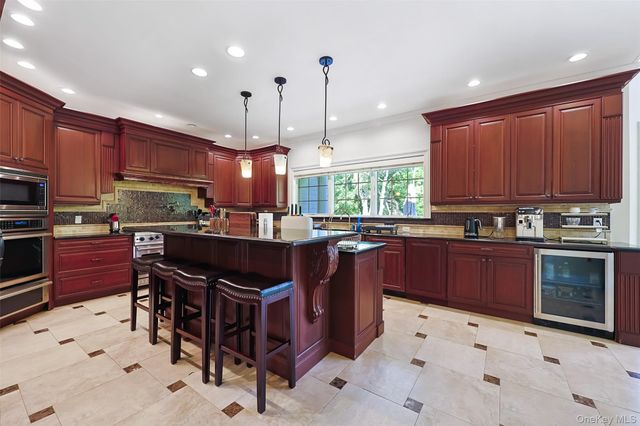 78 Swan Court, East Hills, NY 11576