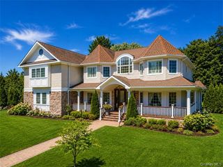 78 Swan Court, East Hills, NY 11576