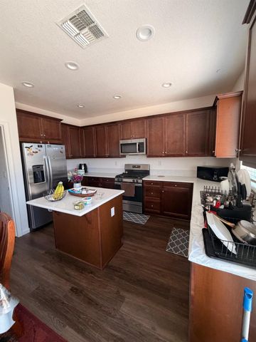 2126 Grapevine Dr, Livingston, CA 95334