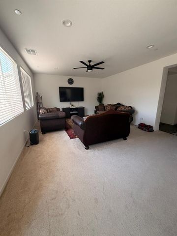 2126 Grapevine Dr, Livingston, CA 95334