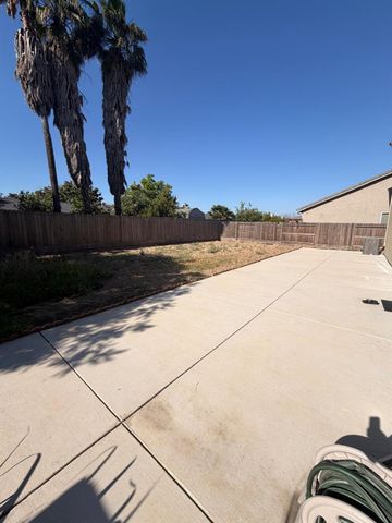 2126 Grapevine Dr, Livingston, CA 95334