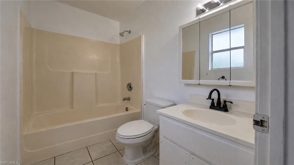 Image 16 of property listing at 419 SE 15th ST, Cape Coral, FL 33990