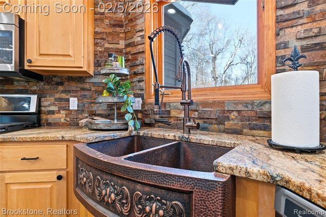 2300 Canyon Ridge Drive, White Lake, MI 48383