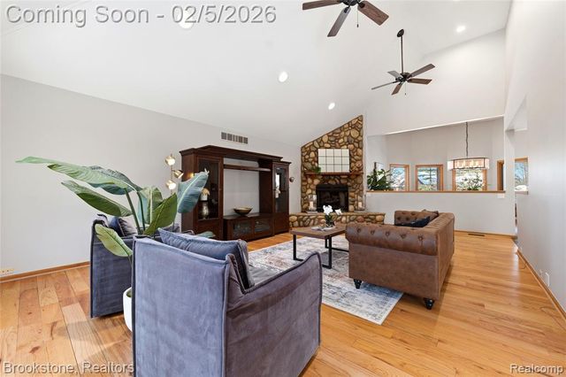 2300 Canyon Ridge Drive, White Lake, MI 48383