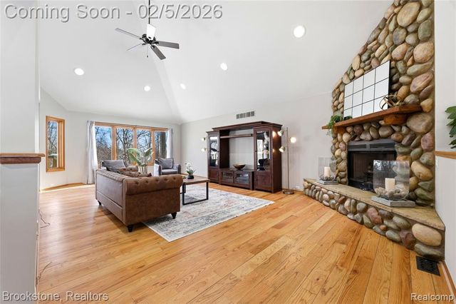 2300 Canyon Ridge Drive, White Lake, MI 48383