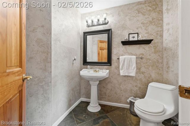 2300 Canyon Ridge Drive, White Lake, MI 48383