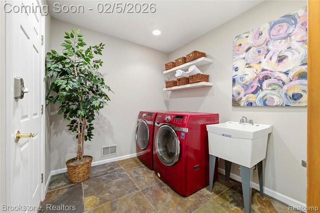 2300 Canyon Ridge Drive, White Lake, MI 48383