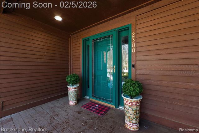 2300 Canyon Ridge Drive, White Lake, MI 48383