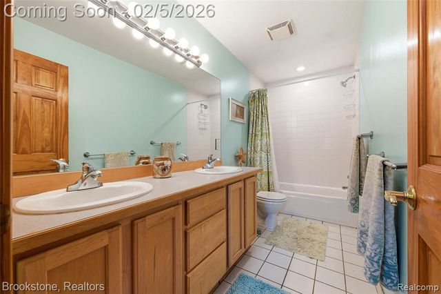 2300 Canyon Ridge Drive, White Lake, MI 48383