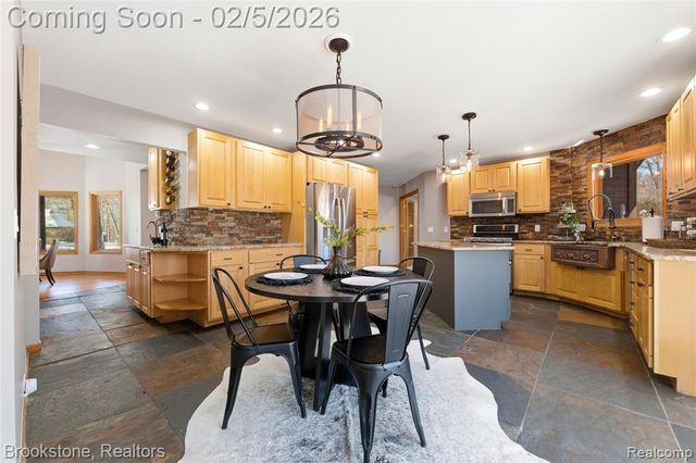 2300 Canyon Ridge Drive, White Lake, MI 48383