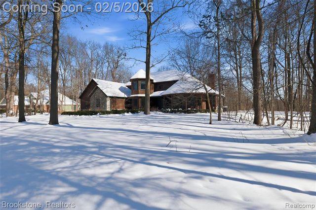 2300 Canyon Ridge Drive, White Lake, MI 48383