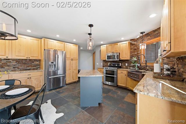 2300 Canyon Ridge Drive, White Lake, MI 48383