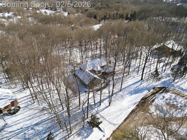 2300 Canyon Ridge Drive, White Lake, MI 48383