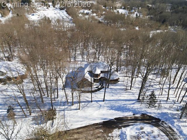 2300 Canyon Ridge Drive, White Lake, MI 48383