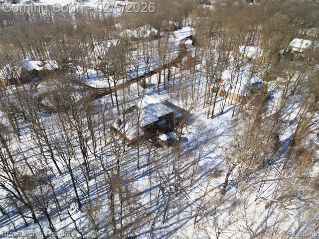 2300 Canyon Ridge Drive, White Lake, MI 48383